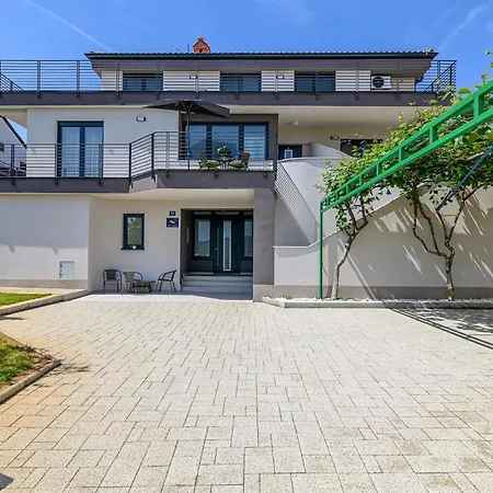 Awesome In With Kitchen Apartment *