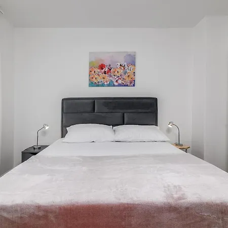 1 Bedroom Lovely In *